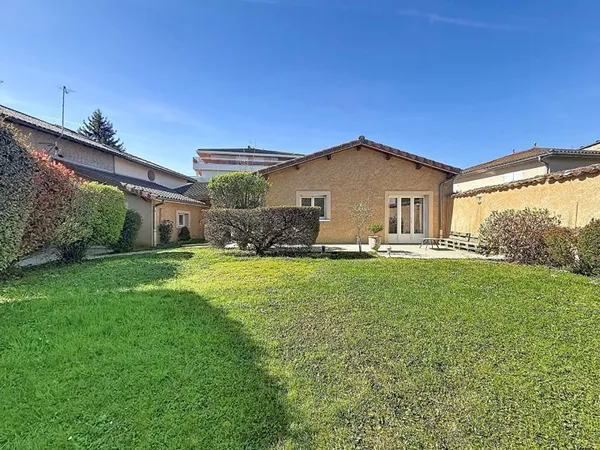 Charmante maison de plain pied en plein coeur de Meximieux, 126m², 4 chambres, garage .
