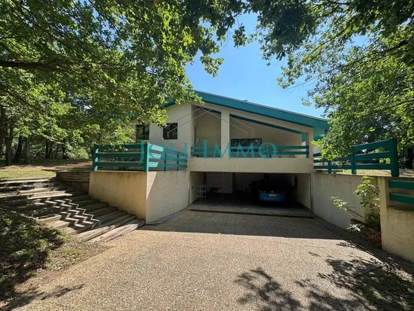 Maison d'architecte - 10 pièces - 187 m2 sur 3000m2 de ter
