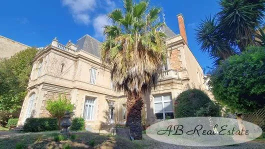 Région Narbonne Maison Bourgeoise 19ème siècle en centre-ville, 4 faces sur un jardin arboré et