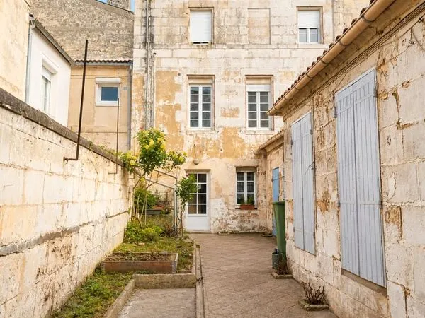 T2 meublé 27 m² centre Rochefort + cour partagée