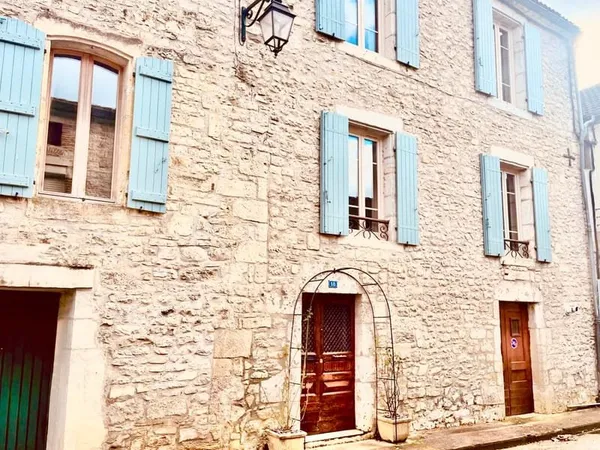 LOT - près de PRAYSSAC maison du village, 3 chambres, jardin et garage