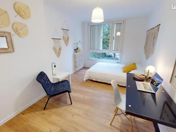 Chambre 5 pièces 75 m²