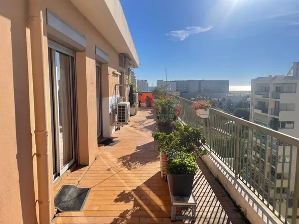 Nice ouest proche mer dernier etage 4 p, , terrasse 60 m
