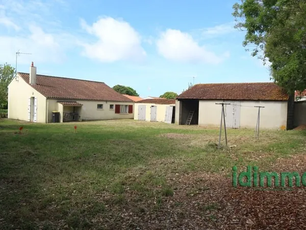 DEPENDANCE SUR MAGNIFIQUE TERRAIN CONSTRUCTIBLE DE 481 M2 . A 10 MN DU CENTRE DE LA ROCHELLE ET A 5 