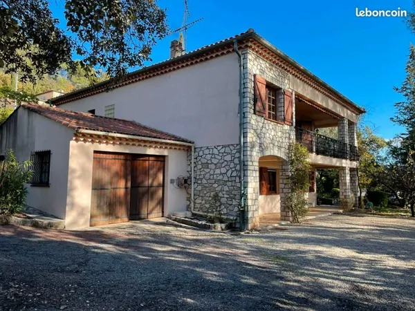 Villa 205 m² double habitation piscine + 2800 m² terrain dont 1200m2 constructibles détachables - La