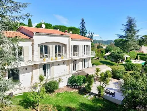 Villa 8 pièces 258 m²