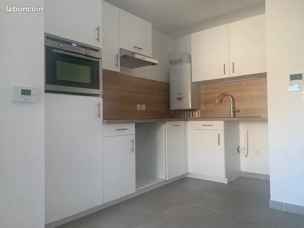 Location 62 avenue de la Timone avec place de parking