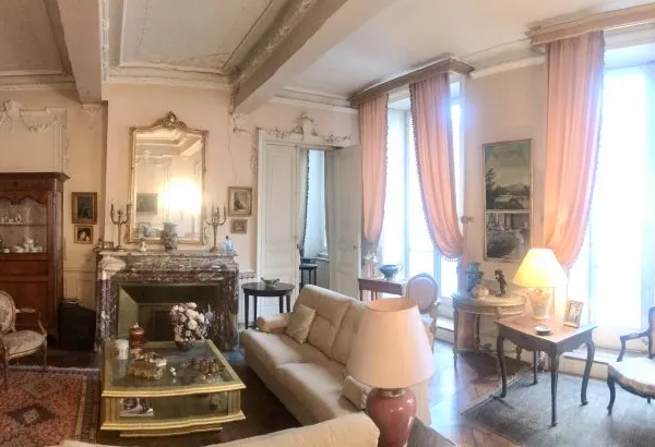 Vends immeuble bourgeois XVIIIème 640m², 3 niveaux cour intérieure & parking, Centre-ville, Castelsa