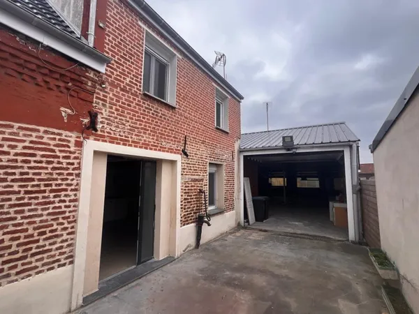 Maison semi-individuelle avec bâtiment et jardin