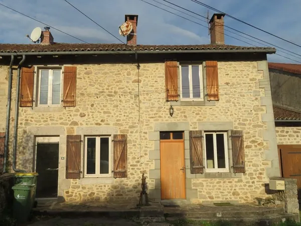 Maison de bourg avec jardin et 2 granges