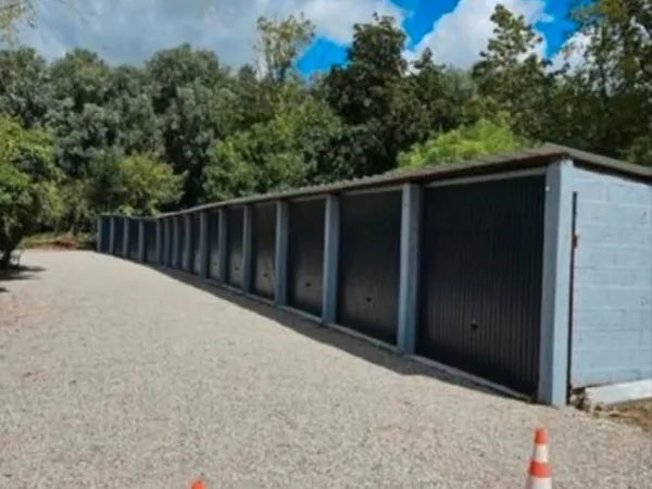 Garage dans cour fermée