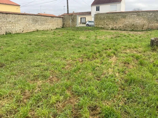 LUCON COEUR DE VILLE AVEC TOUTES LES COMMODITES A PIED RARISSIME TERRAIN A BATIR 560M² HORS LOTISSEM