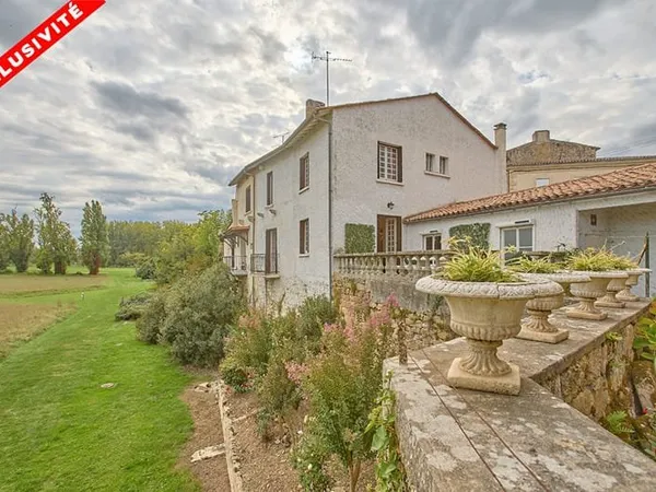 Exclusivité Square HABITAT : Ravissante maison en pierre au coeur de la cité médiévale de Saint Maca