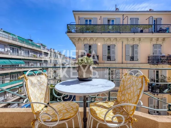 NICE - Fleurs : Appartement 2-pièces rénové en étage élevé avec balcon d'angle