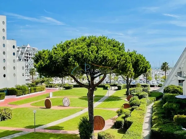 P2 sur le port avec 57m2 de terrasses.