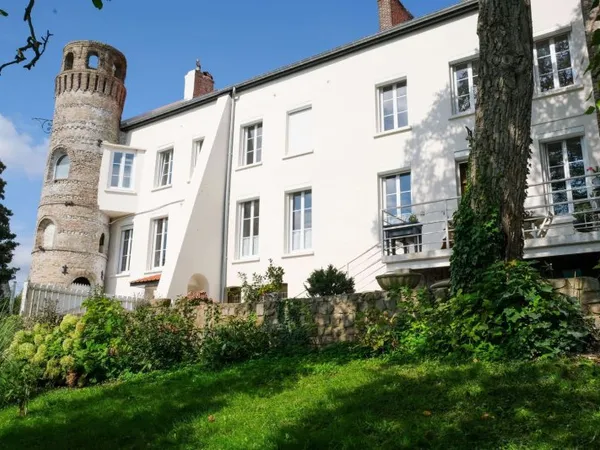 MANOIR 365m2 DU 13EME SIECLE : TRANSFORME EN HABITATION ET 5 STUDIOS MEUBLES.