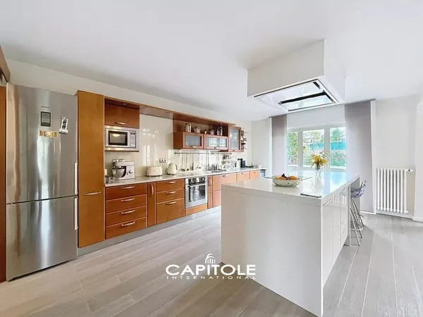Proche centre-ville d'Antibes, bel appartement-villa d'env. 173 m², entièrement rénové, jardin paysa