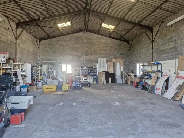 A vendre - 2 locaux à usage artisanal + 1 terrain constructible