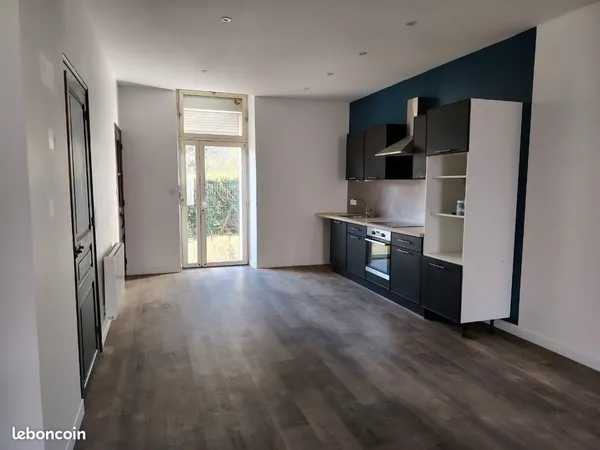 Maison avec garage et jardin