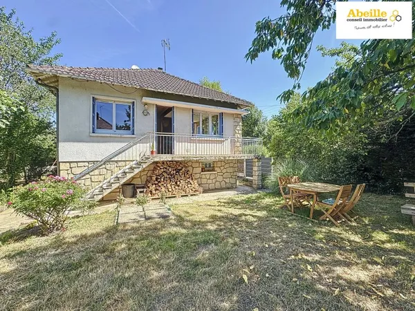 Maison traditionnelle sur sous-sol total, environnent calme,