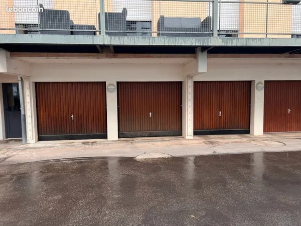Garage fermé au coeur du Carré d'Or