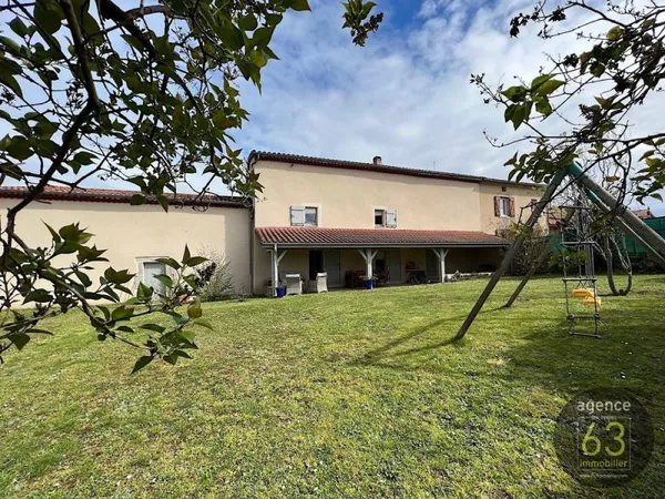 Belle maison de 152 m2 habitables avec deux granges attenantes s