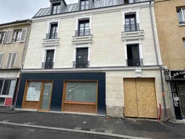 **À LOUER : BOUTIQUE : Local Commercial brut de 105 m2 à Cli
