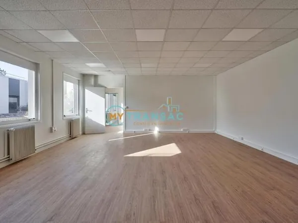 Local d’activité et entrepôt Location Lognes  108m² 1098€
