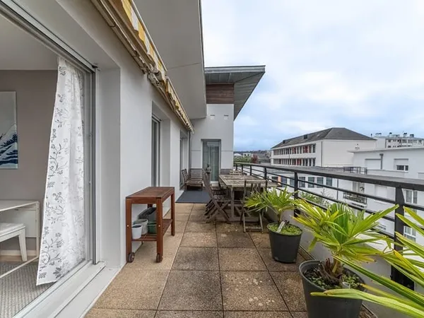 MELLINET : Rare - Dernier étage avec terrasse - Ascenseur et 2 garages