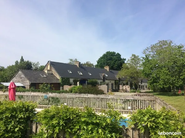 Ensemble de gites avec piscine chauffee