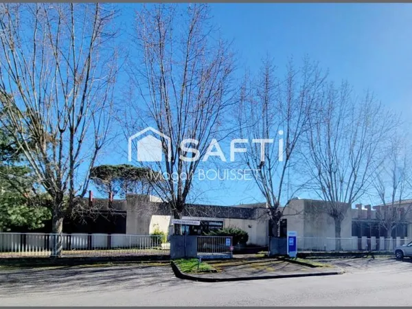 Locaux d'activités (Bureaux, parkings, patios, salle de restaurant, salle de réunion, accès PMR). To