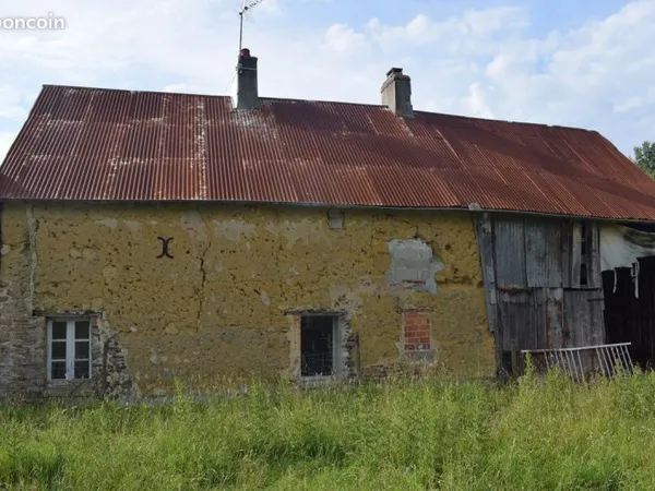 Periers Maison ancienne à restaurer sur 3644 m2 de terrain constructible