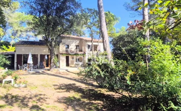 Maison Bouc Bel Air 7 pièces 178 m2 env sur une parcelle de 2068 m2.