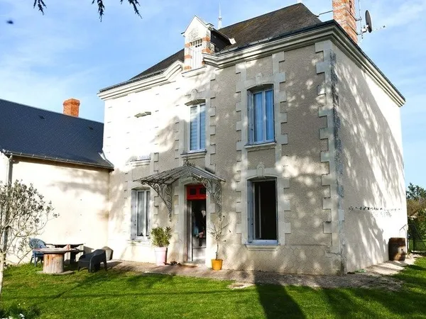 Centre de Port de Piles, maison de caractère en pierre de taille, 210 m² habitables avec 5 chambres 