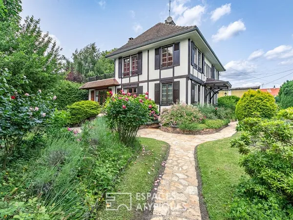 Elegante maison bourgeoise avec jardin et dépendances à Noyon