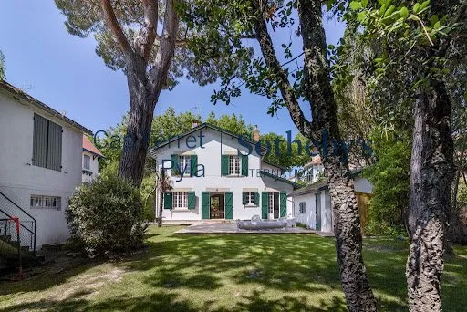 Maison 11 pièces 221 m²