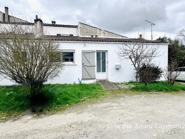 Aigrefeuille-d'Aunis, en hypercentre, petite maison d'environ 42 m² avec place de parking