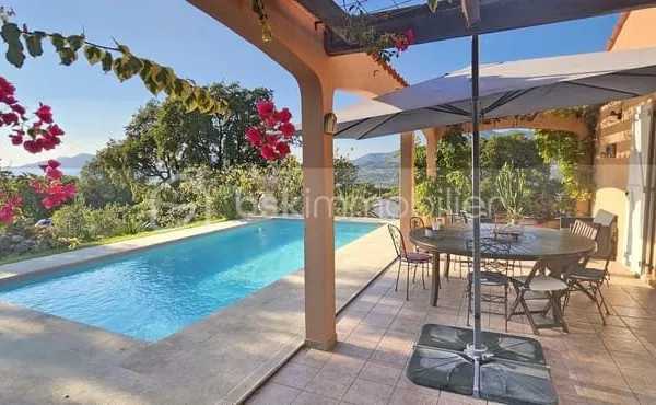 Bskimmobilier vous propose à la vente une jolie villa située à 15 minutes d'Ajaccio