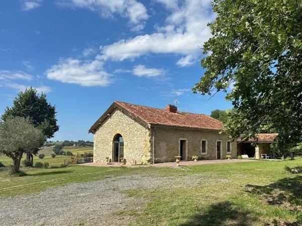 Propriété de campagne en position dominante sur 14 hectares avec piscine et fermette en dépendance