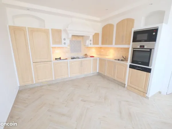 Loue appartement très spacieux dans petit immeuble avec ascenseur - Grasse centre