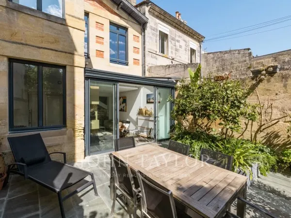 Maison rénovée avec jardin, piscine et parking - Saint Seurin - Exclusivité John Taylor Bordeaux