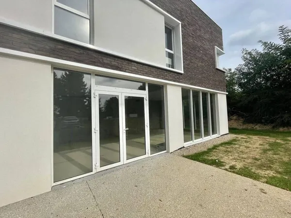 Local commercial 192 m²