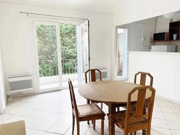 Avignon Intra-Muros, au calme. Appartement P3 avec grand Balcon