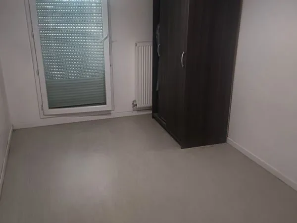 Je loue une chambre de mon appartement de 15 m2 dans une résidence tres calme à 5mn de la gare du RE