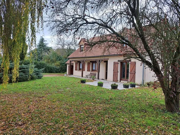 GRANDE MAISON FAMILIALE DANS BEL ENVIRONNEMENT