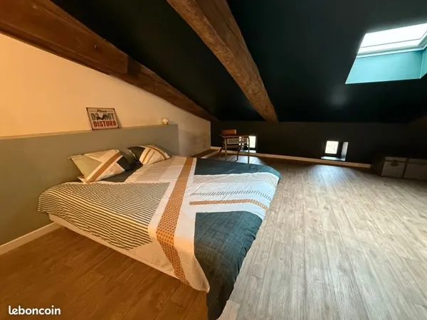 Appartement familial de 06 personnes, double salles de bains, coin cuisine, climatisé, accès à la pi
