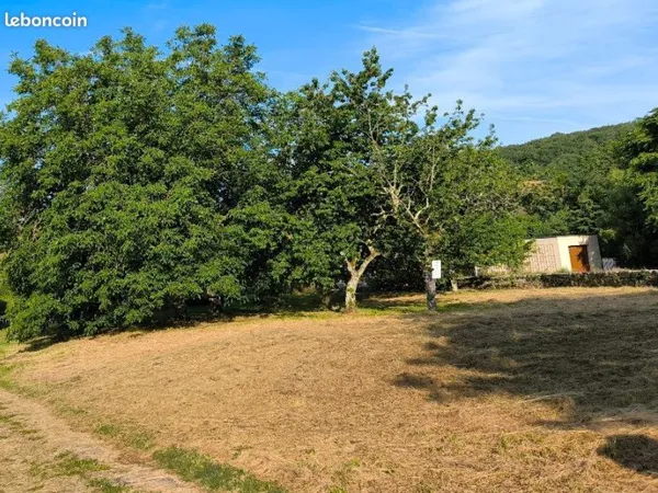 Terrain constructible de 1087 M2 raccordé au réseau électrique, à Boussières 25320