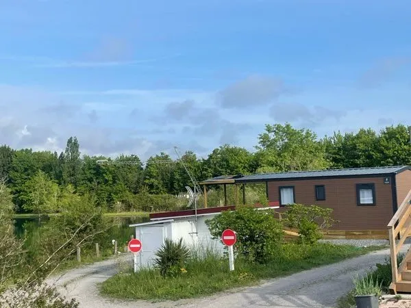 Mobile home face au lac