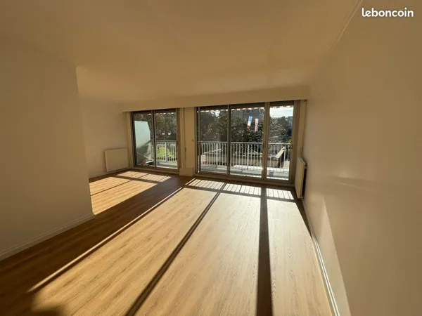 RUEIL-MALMAISON - HYPERCENTRE - LOCAL PROFESSIONNEL 78 m² - EMPLACEMENT PREMIUM FACE MAIRIE