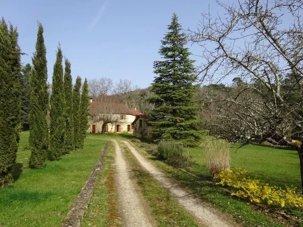 Ensemble immobilier sur terrain constructible, avec un fort potentiel pour une activité économique,
